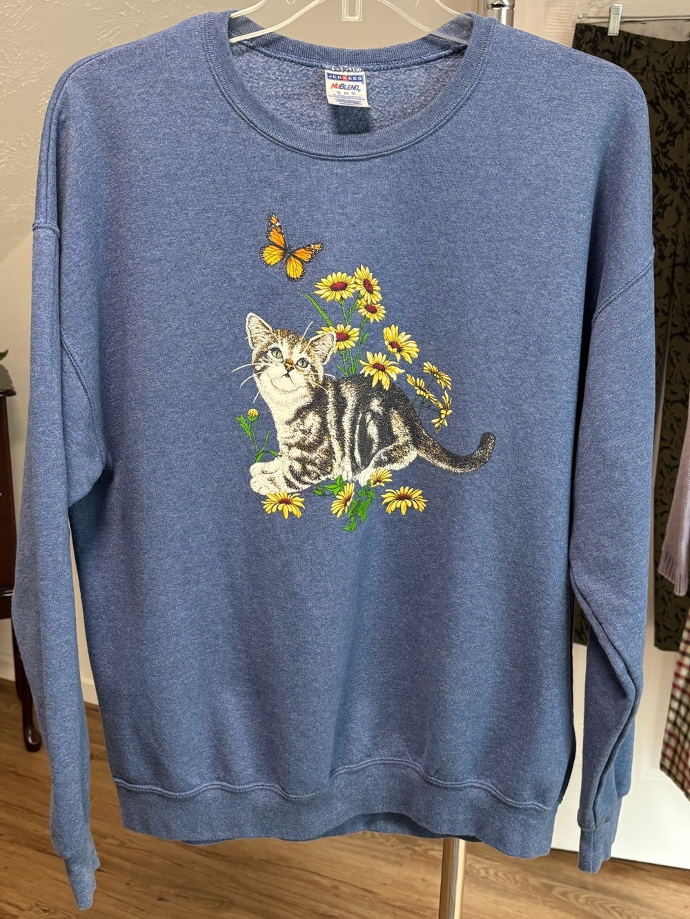 Jerzees vintage crewneck sweatshirt, cat with daisies and butterfly. Size XL